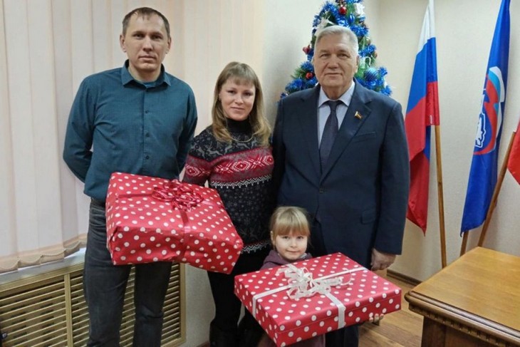 Сергей Михалев Единая Россия Красный Сулин подарок новый год семья участника СВО