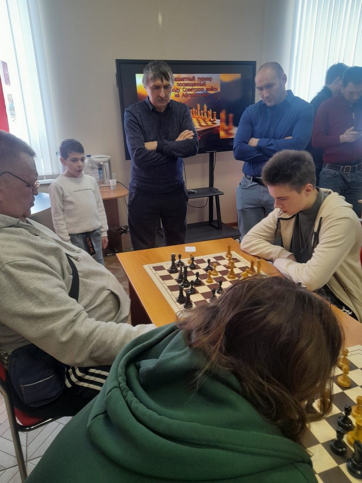 Турнир по шахматам Зверево участники воспитанники и тренер спортивной школы «Ники»
