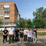 Всероссийский субботник красносулинские активисты убирают детскую площадку красят качели