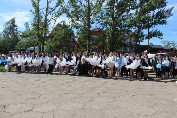 Красный Сулин Праздник последнего звонка в школе №8 дети ученики выпускники 