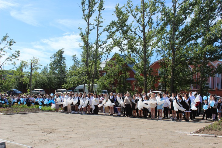 Красный Сулин Праздник последнего звонка в школе №8 дети ученики выпускники