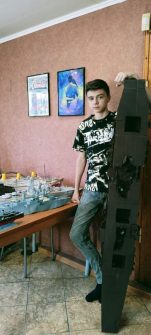 Красносулинец Алексей Пшеничных создает из картона модели судов различных эпох