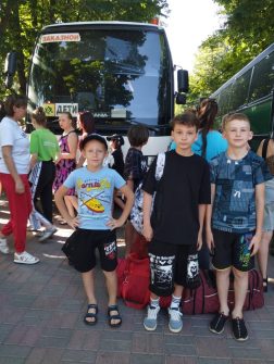 Красносулинские мальчишки и девчонки отправились в лагерь «Золотая коса»