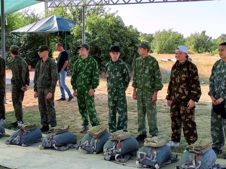 Красносулинские юнармейцы совершили свой первый прыжок с парашютом