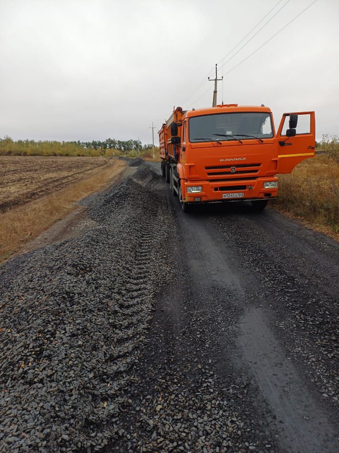 Жители х. Петровский Красносулинского района отсыпали дорогу до хутора