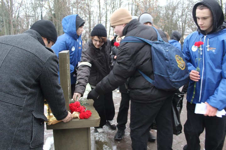 В сквере имени Александра Невского установили памятный знак