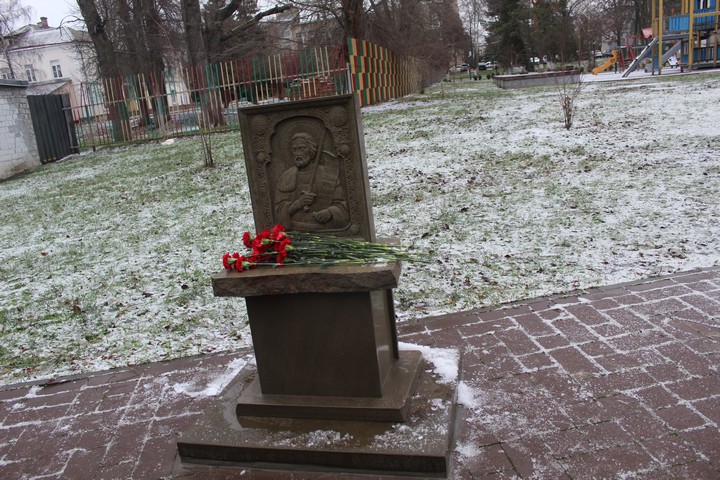 В сквере имени Александра Невского установили памятный знак